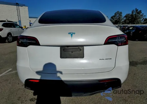 2024 Tesla Model Y z USA, uszkodzony, nr VIN 7SAYGDEE5RA260337